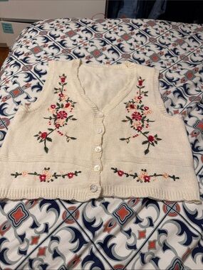 SHEIN Cream V-Neck Embroidered Floral Button-Up Sweater Vest medium